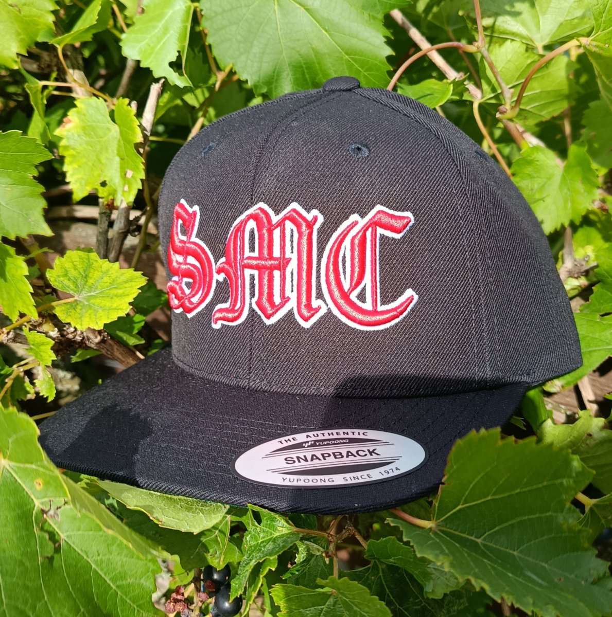 Kšiltovka červený nápis SMC plná